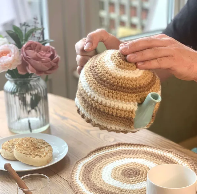 Easy crochet teapot cozy pattern