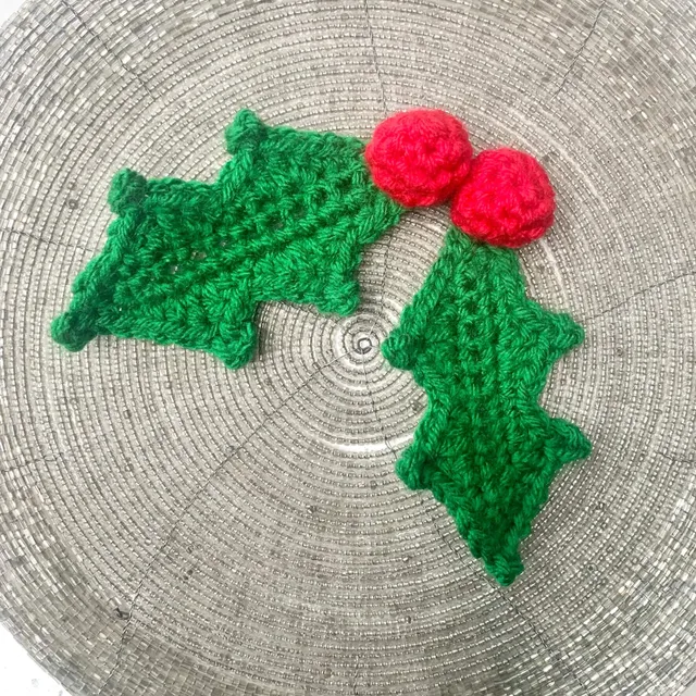 How to Crochet Holly leaf and Berries